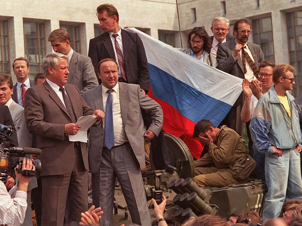 1. Борис Ельцин у Дома Советов в дни августа 1991 года, за его спиной — российский трик...