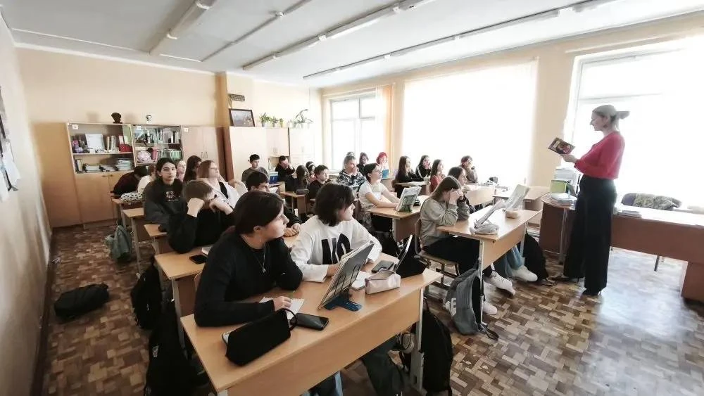 📚Библиотечные уроки!  7️⃣классы погрузились в «Серебряный век»!  Ребята ворвались в эпоху гениев: чи