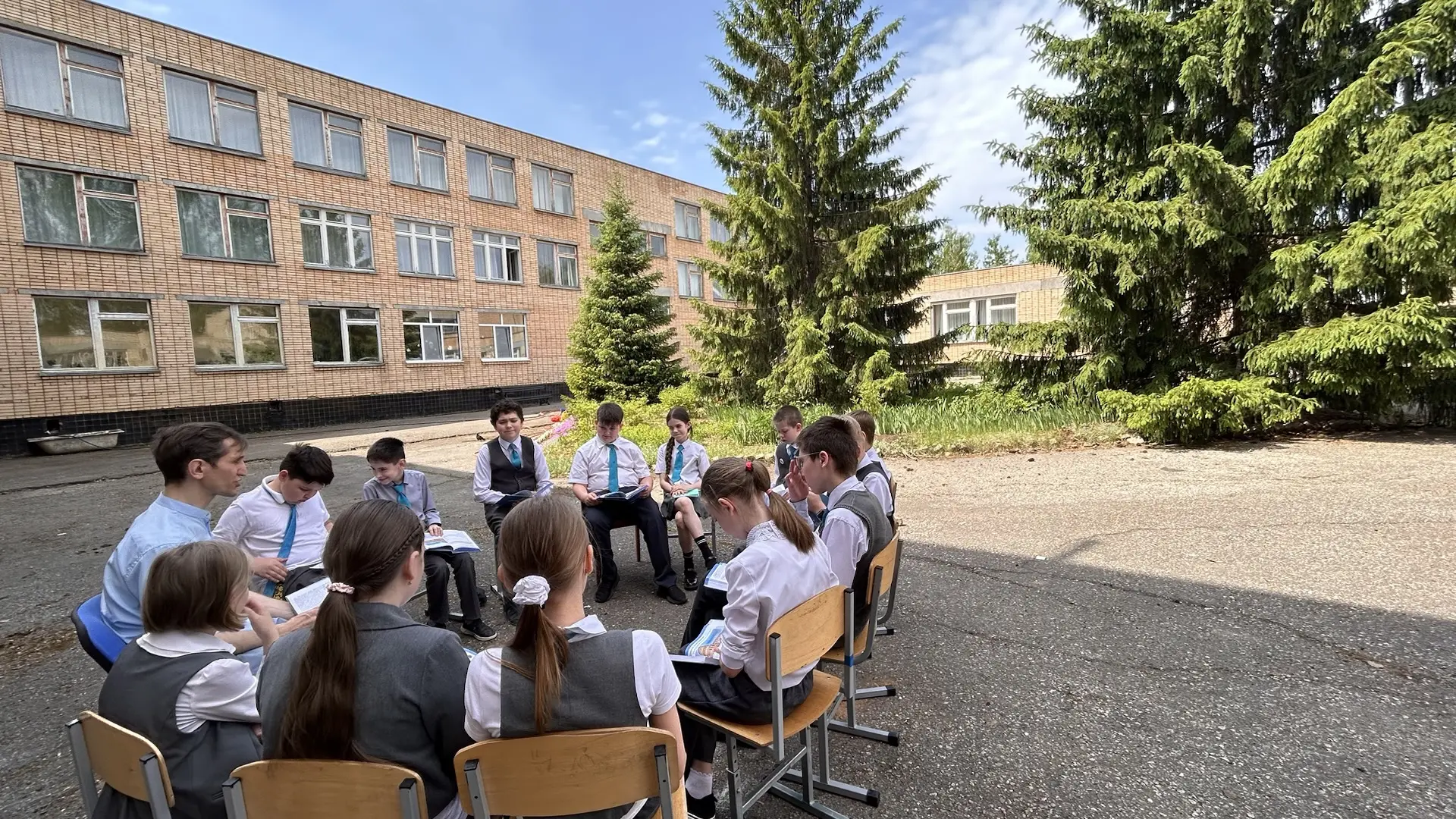 В жаркие солнечные дни уроки становятся ещё интереснее! ☀️📚
