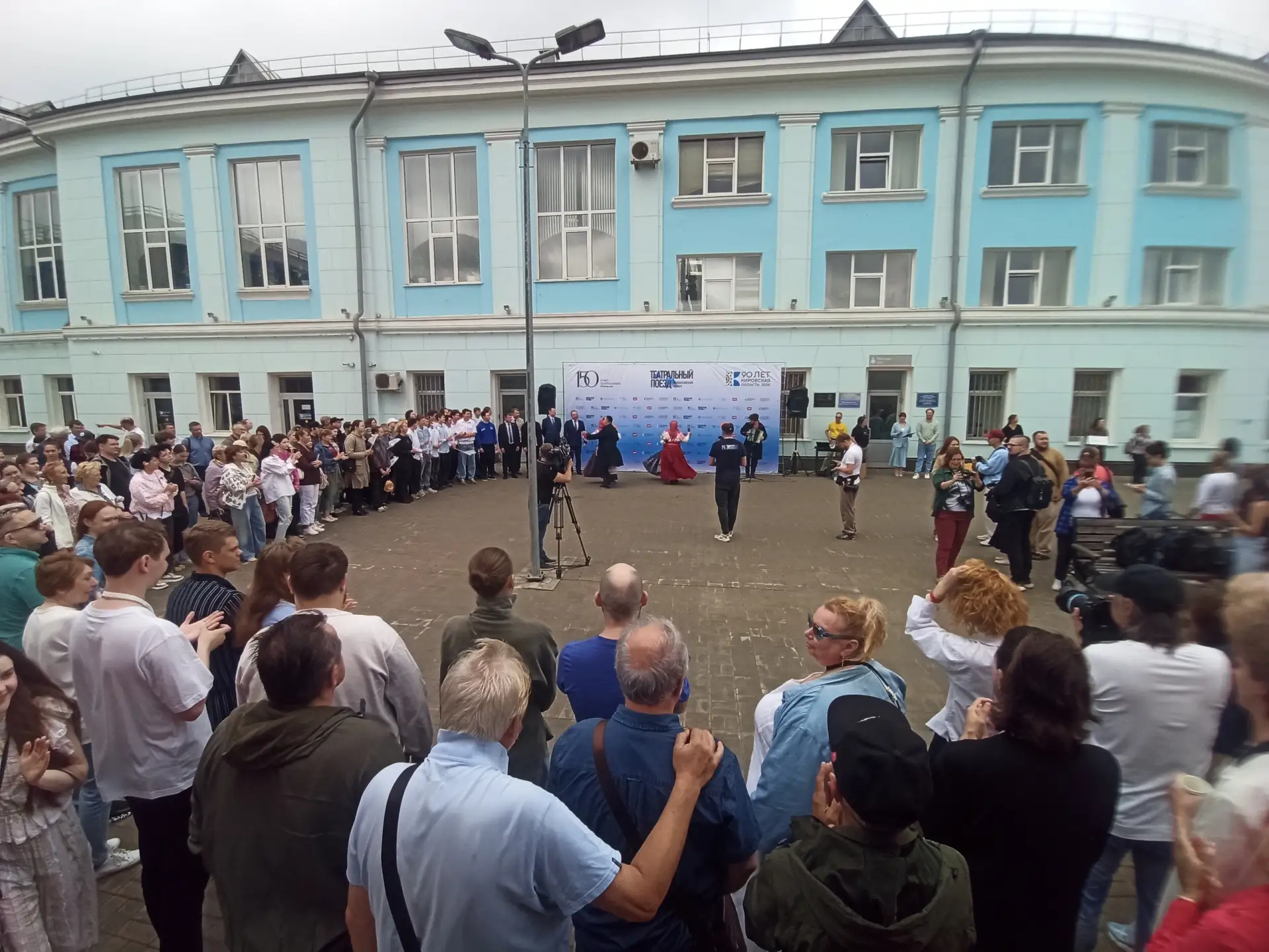 А в это время екатеринбургские кукольники на "Театральном поезде СТД".