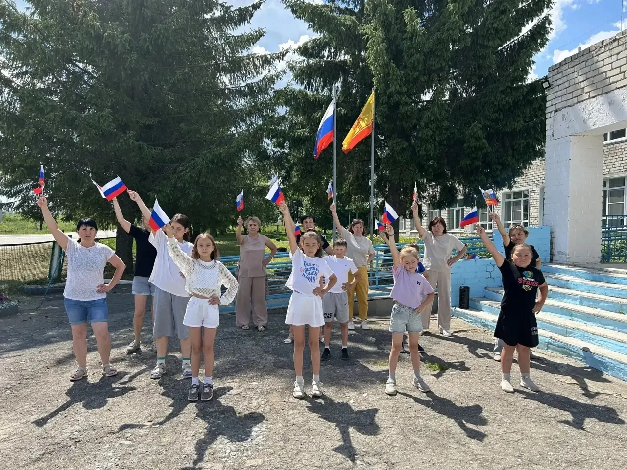 В пришкольном лагере «Светлячок» прошли праздничные мероприятия ко Дню России
В пришкольном лагере д