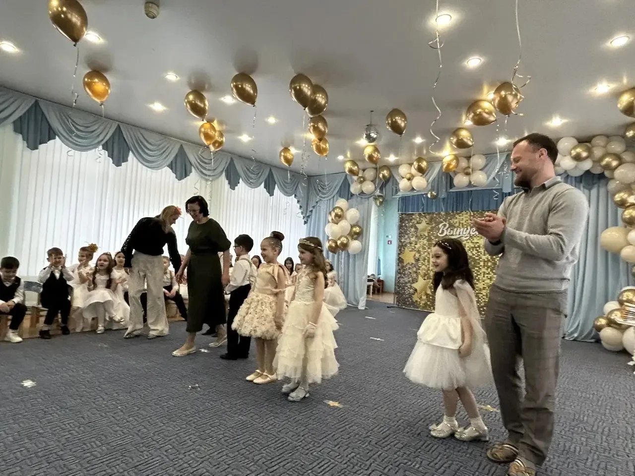 Ловите новую порцию праздничного настроения! 🌟  Спешим поделиться фотографиями еще с одного выпускно