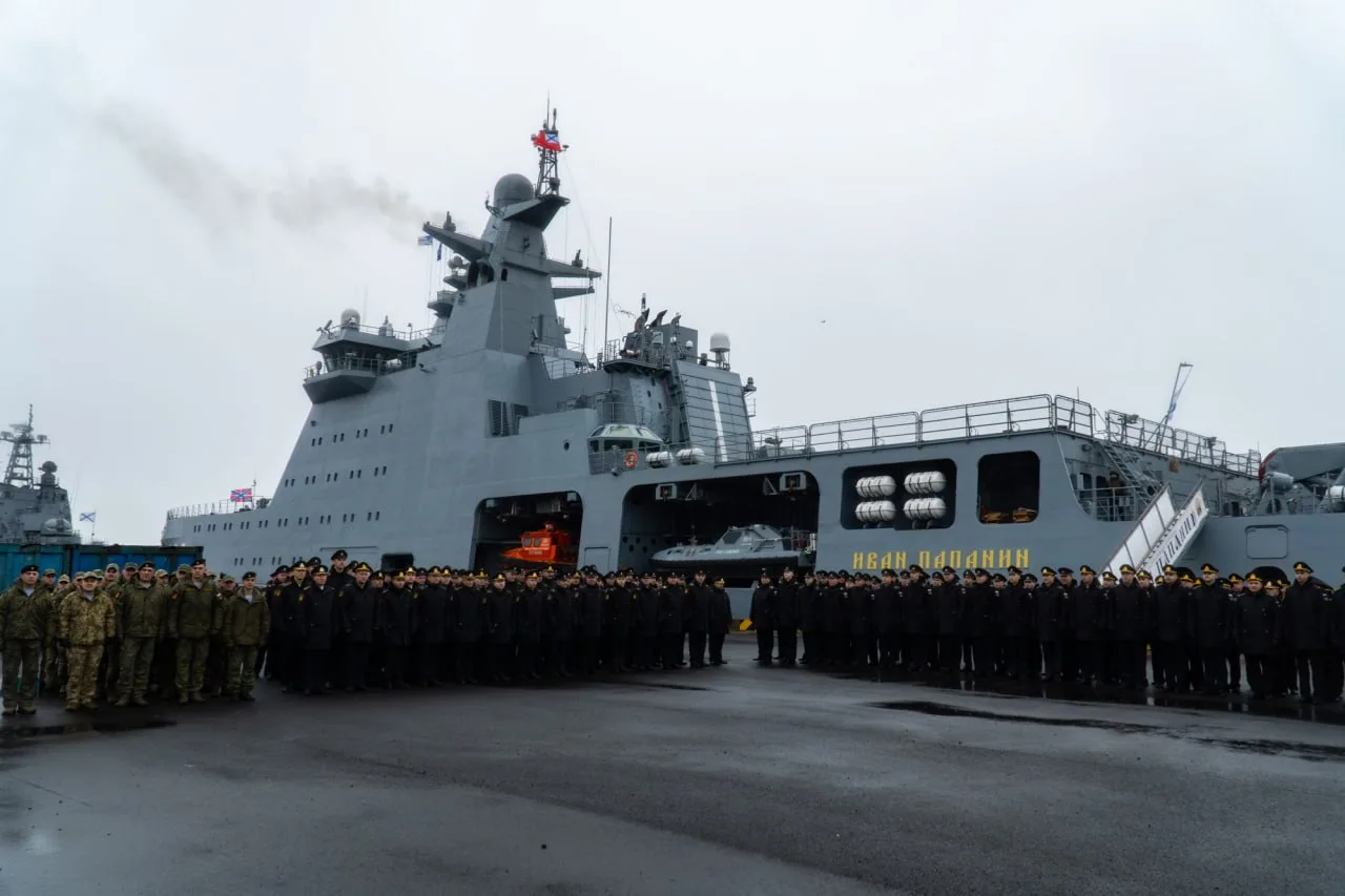 Отряд боевых кораблей Северного флота прибыл в порт Дудинка после перехода из Карского ...
