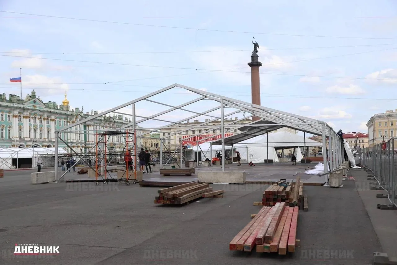 одготовка к книжному салону идет на Дворцовой площади
С 21 по 24 мая 2026 года на Дворцовой площади 