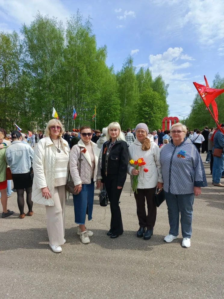 Сотрудники Кораблинской детской музыкальной школы на митинге по случаю празднования 81-...