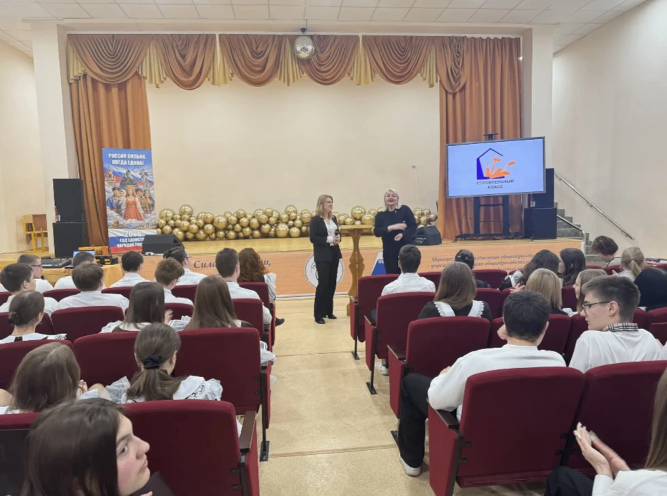 В школе № 56 состоялась встреча старшеклассников с заместителем министра восстановления, развития пр