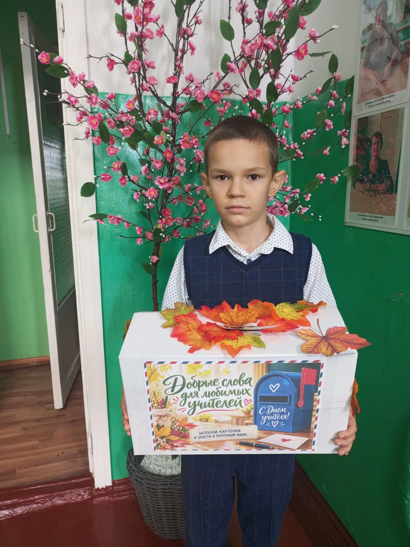 «Праздничная почта школы»: дарим учителям тепло! 🎉