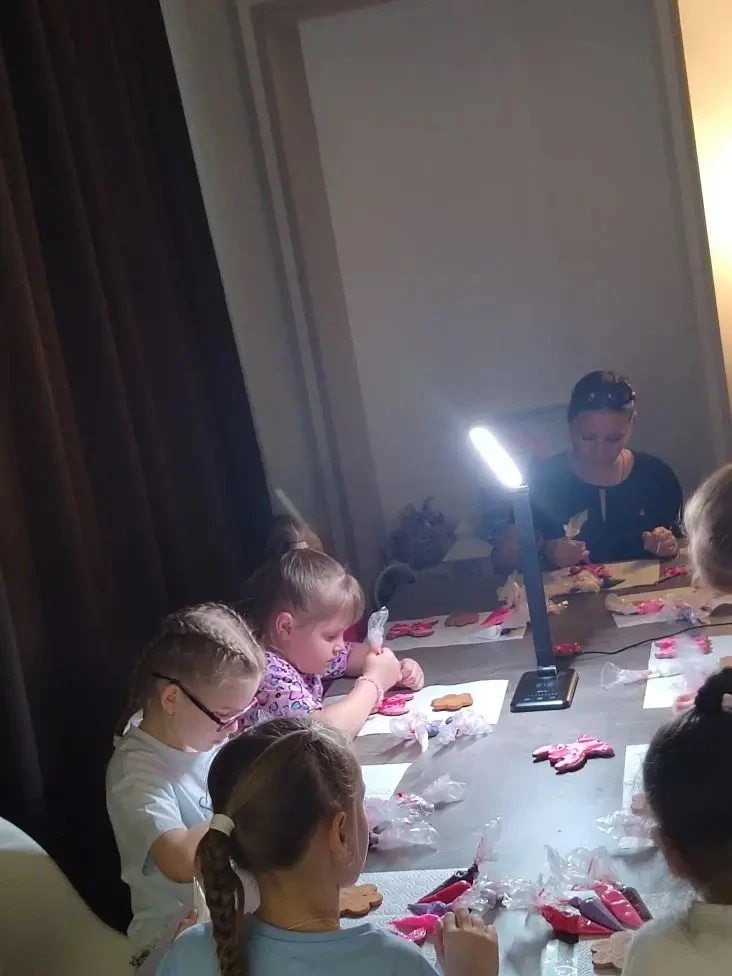 Сегодня 1 «В» класс посетил увлекательный мастер-класс 😊✨  Ребята с большим интересом включились в т