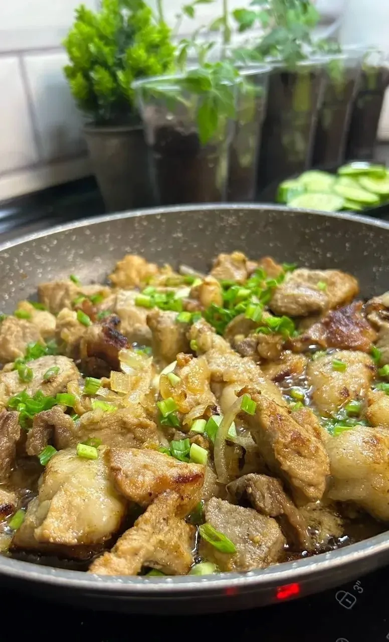Мясо «По-кремлевски»  Ингредиенты:  ﻿✔️1300 гр. мяса ﻿✔️50 мл. воды ✔️1 ч. л. сахара ﻿✔️0,5 ч. л. со