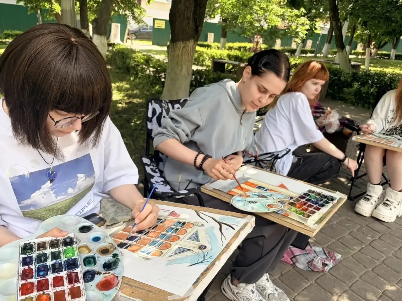 🎨 Практика в самом разгаре: студенты-дизайнеры на пленэре!

Половина нашей практики уже позади, а с