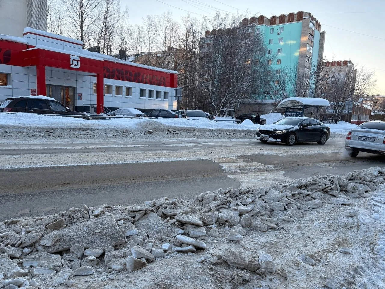 От подписчика: «Здравствуйте, появился вопрос. Для машин дорогу расчистили, а пешеходы что, не люди?