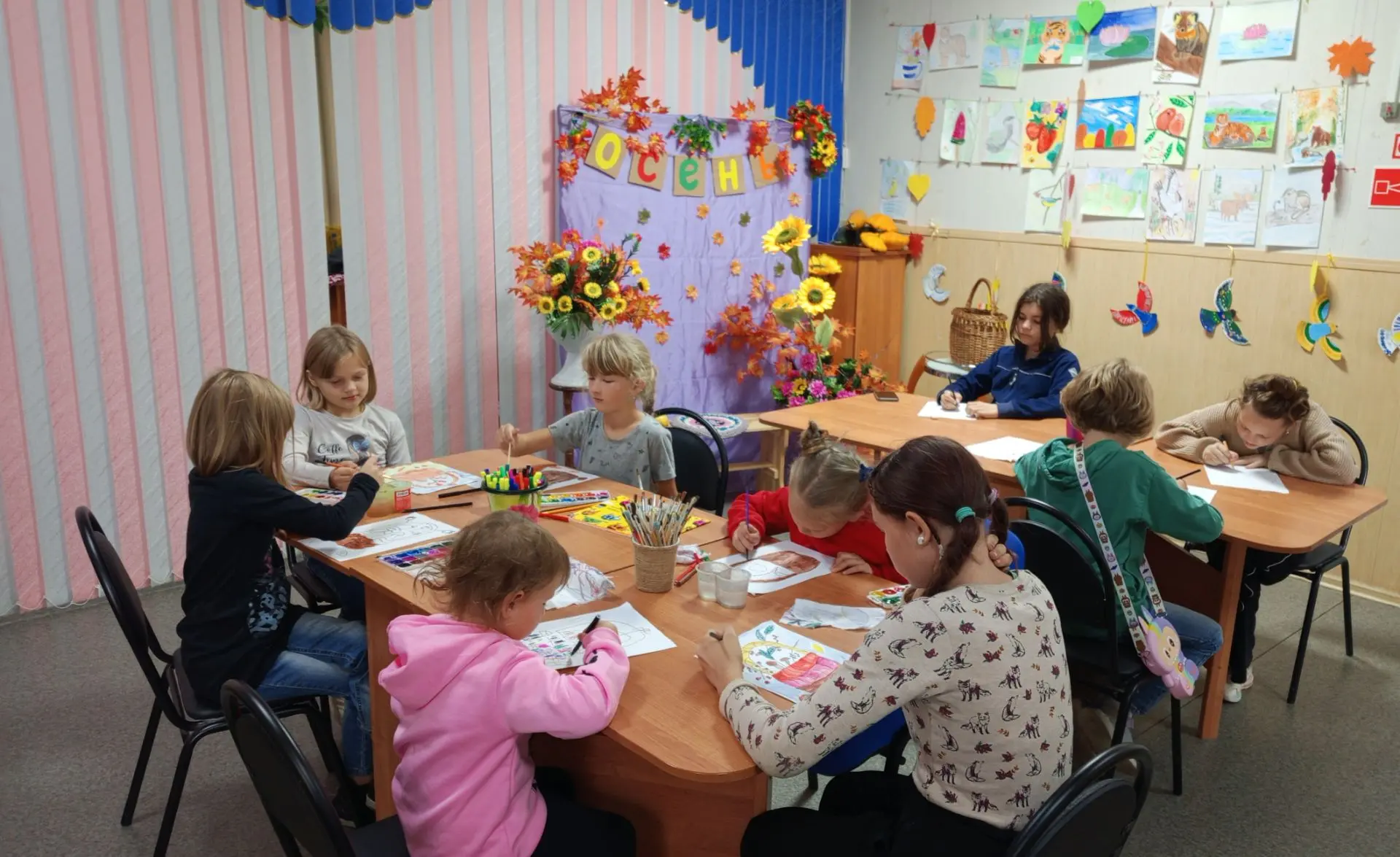 Осень прячется в корзинке 🍁🍂🍄сегодня участники кружка "Волшебные ручки" рисовали акв...
