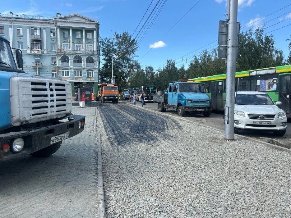 В центре Барнаула меняют дорожное покрытие