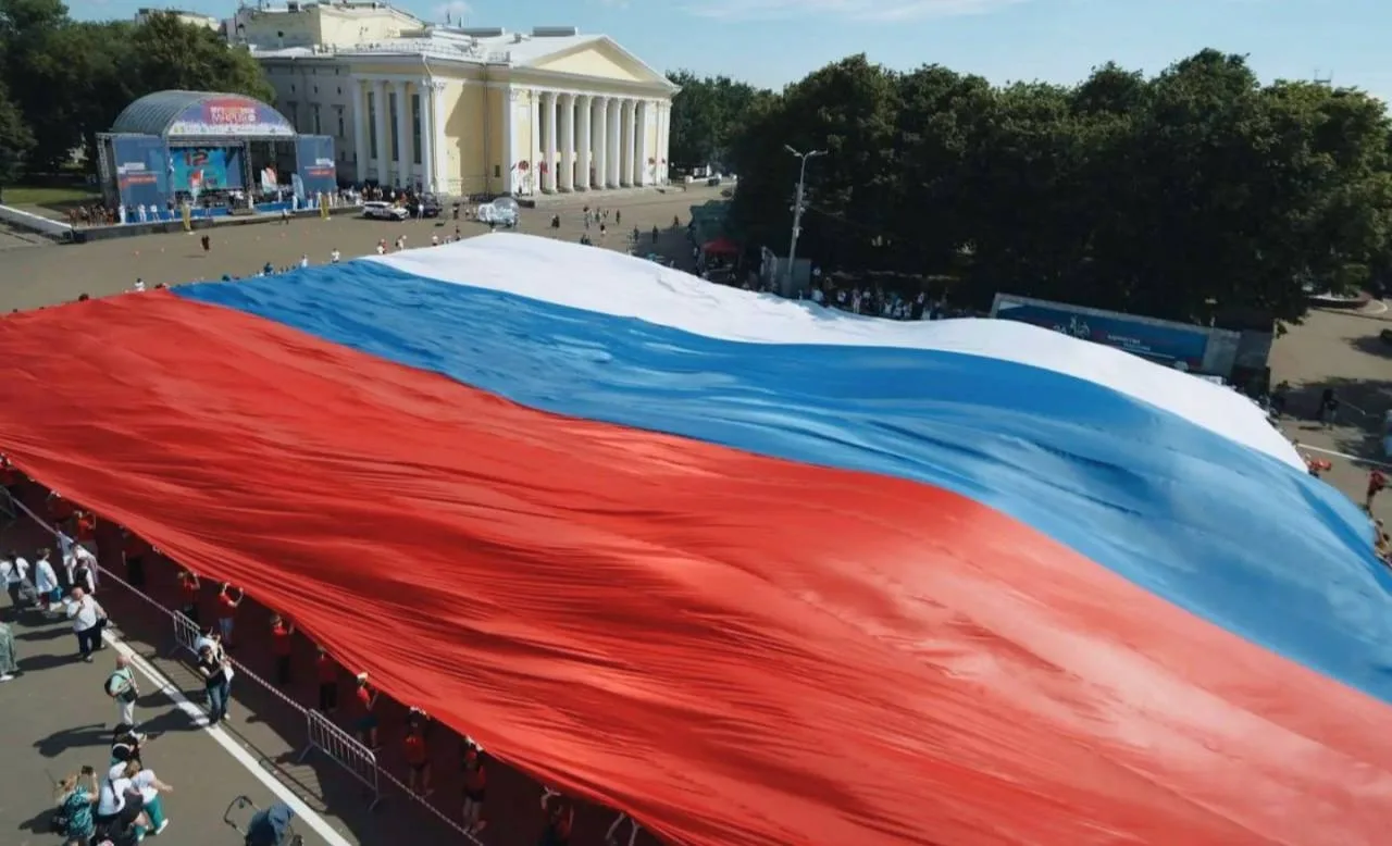 🇷🇺 Самый большой флаг в стране развернули в Кирове на День России. 
 
12 июня на Театральной площа