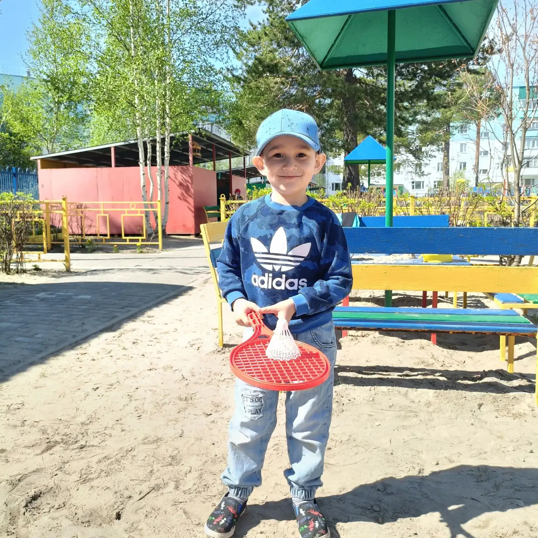 Лето наступило — и наша вторая младшая группа встретила его как надо! ☀️
В воздухе лопались мыльные 