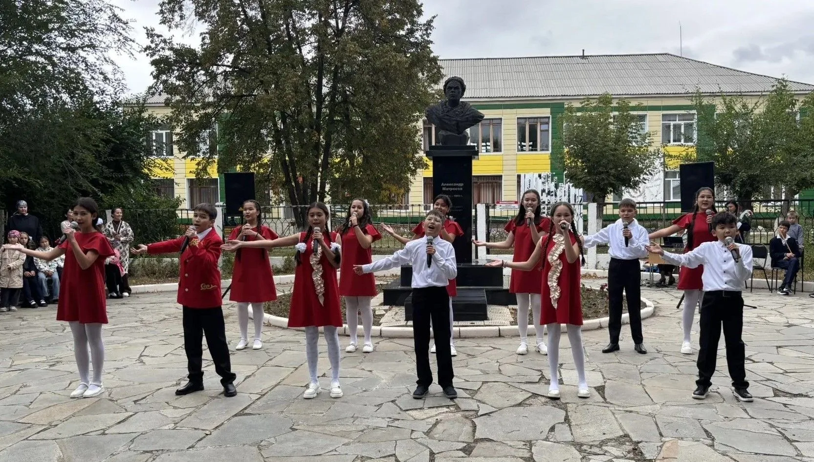 ✨Сегодня в Детской школе искусств по традиции прошла торжественная линейка, посвящённая...