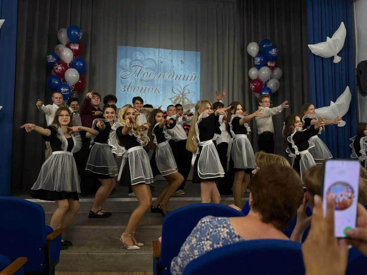 🎉 Последний звонок — начало большого пути!   В Центре образования №4 прозвучал последний звонок для 