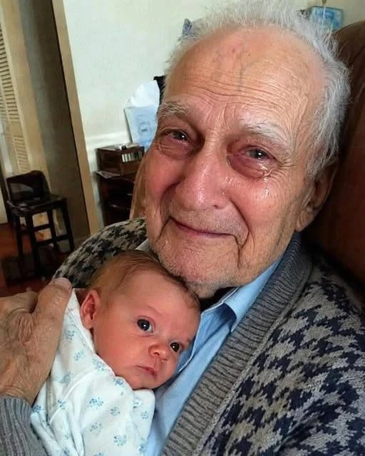После родов я привезла дочку познакомить с дедушкой, который вырастил меня, — но стоило...