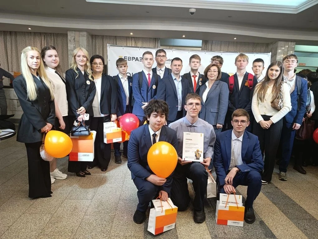 🎓 Подведены итоги года проекта «Инженерные классы ЕВРАЗа»!  Сегодня в Культурном центре ЗСМК (г. Нов