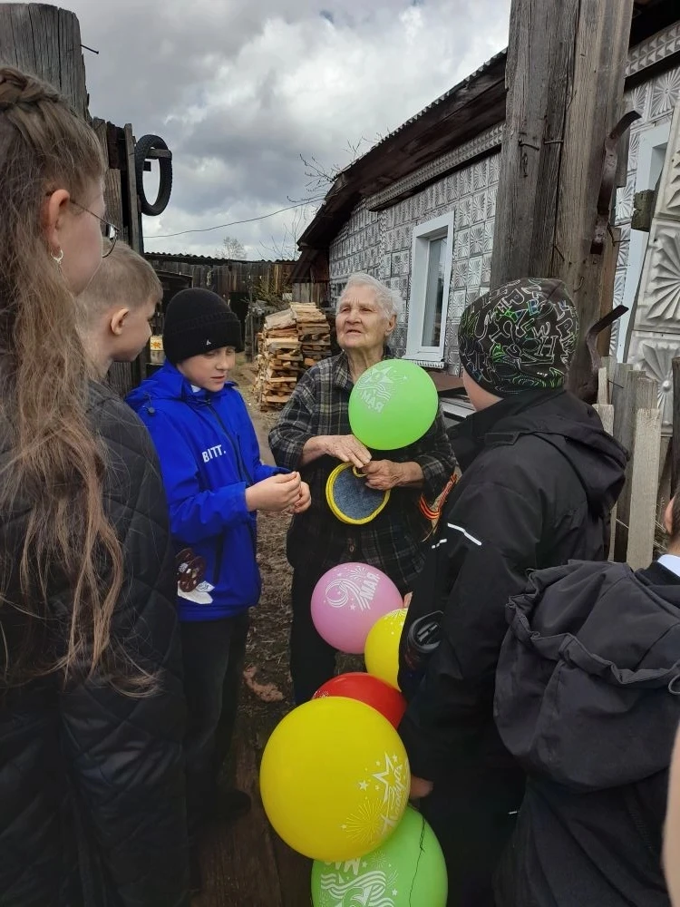 На 9 Мая учащиеся 2,4 класса  подготовили искренние поздравления для тех, чьё детство пришлось на су