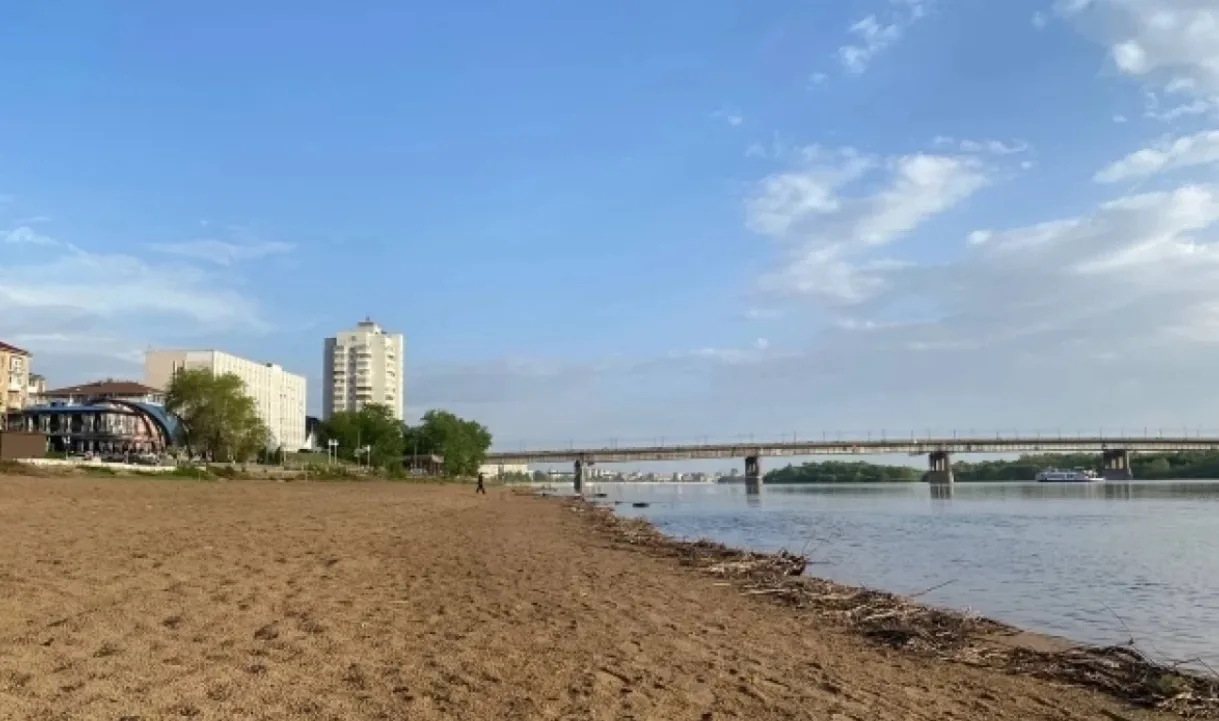 В Омске в реке Иртыш рядом с Ленинградским мостом перевернулся катер с людьми