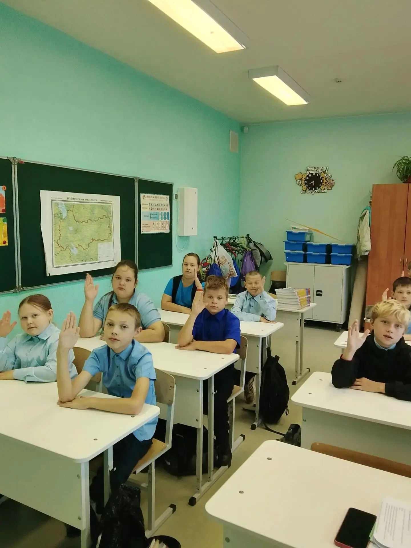 Библиотечный  урок  в  4 «а»  классе  был  посвящен взаимоотношениям  пожилого  человек...