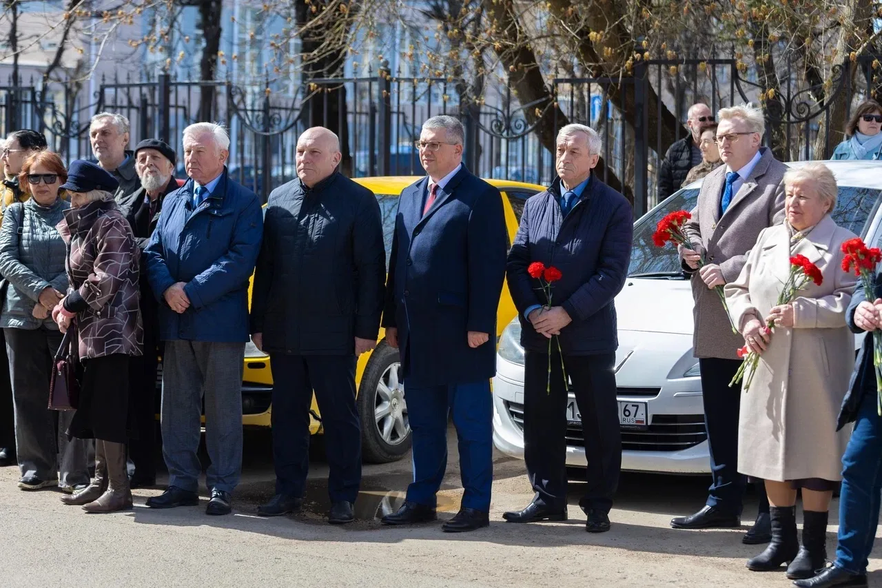 Принял участие в открытии мемориальной доски Сергею Витальевичу Новикову — заслуженному работнику ку