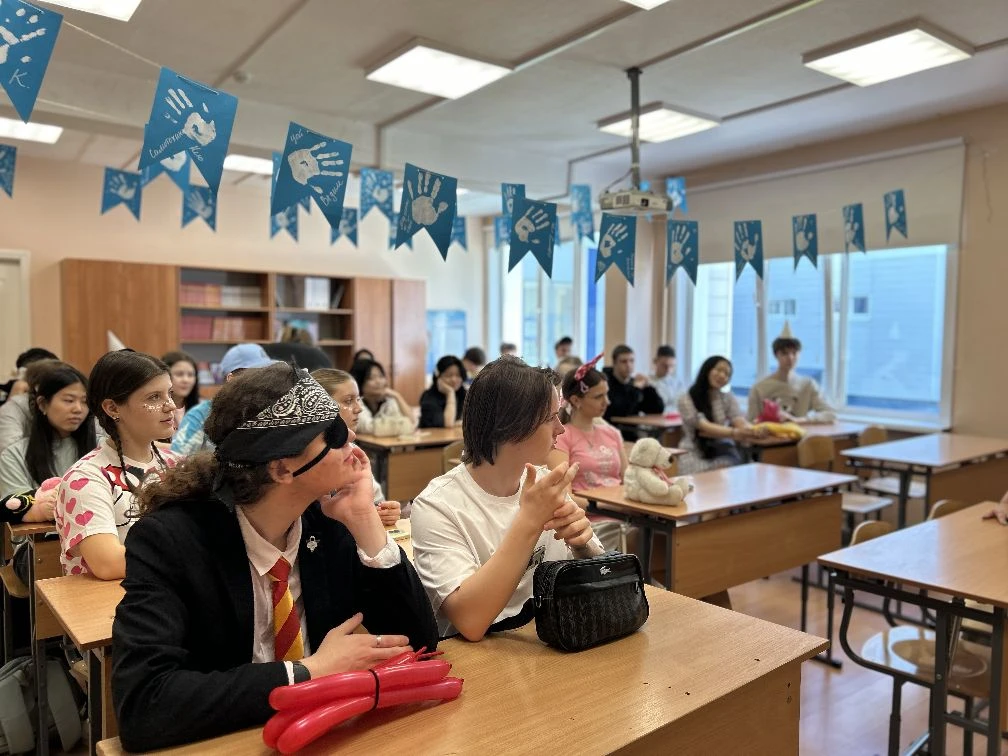 🎈 Детство вновь заглянуло в гимназию!  По доброй традиции в гимназии для выпускников прошёл День дет