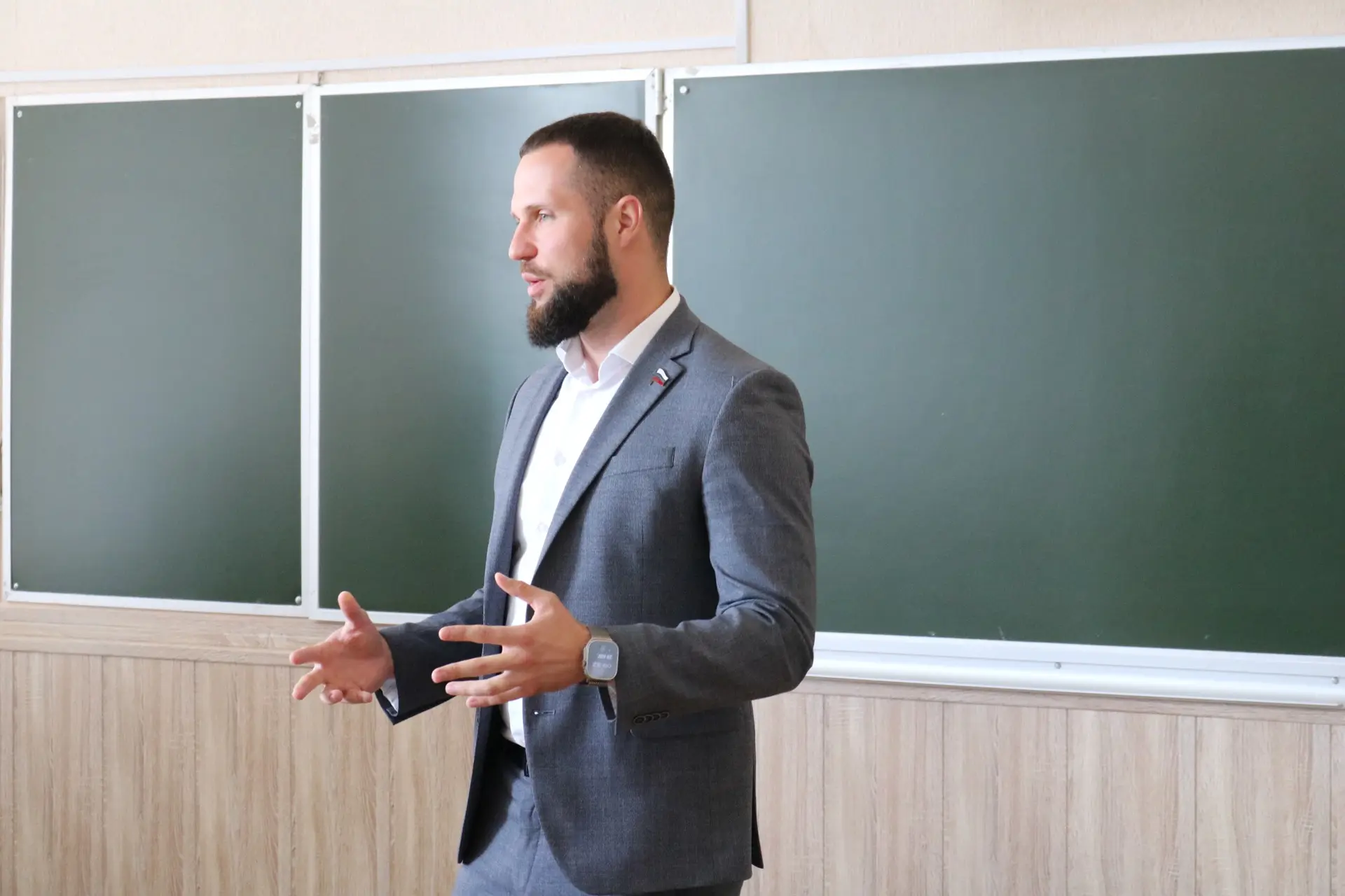🇷🇺 Вместе с коллегами-депутатами встретились с коллективами школ и предприятий Курска.
