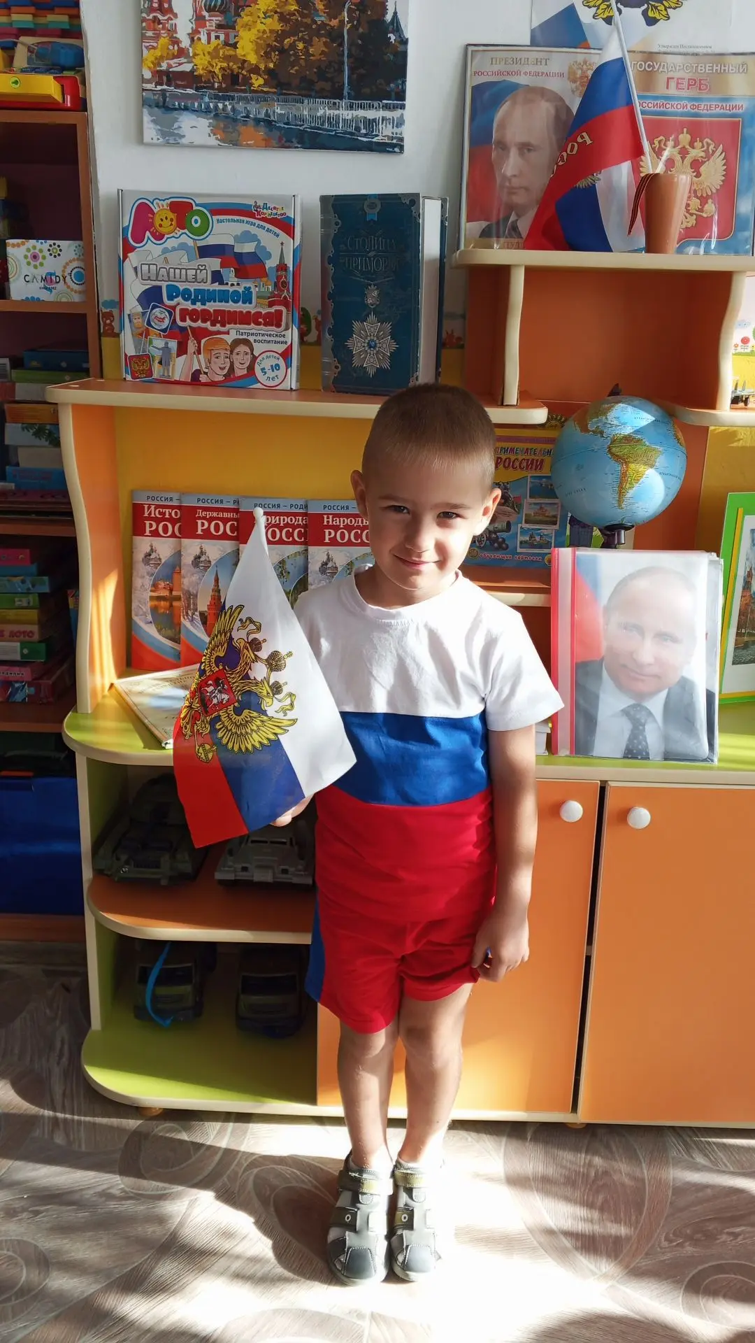 Белый цвет — добро и чисть,Синий — честность, неба высь.Красный — мужество в бою,Славьс...