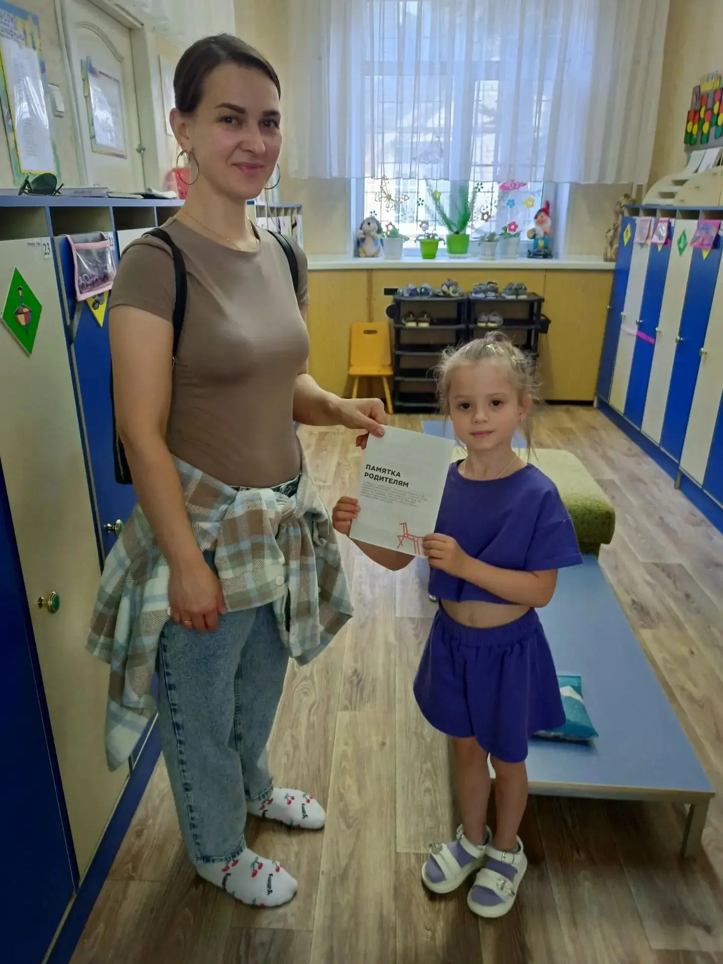 Воспитанники старшей группы "Кораблик" присоединились к акции "Пристегни ребёнка" и с утра раздавали