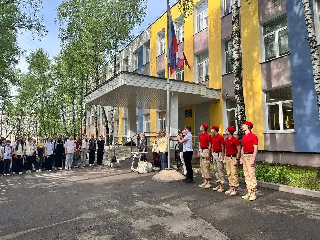 🇷🇺Начали учебную неделю с торжественного поднятия флага, исполнения гимна Российской Федерации и «Ра