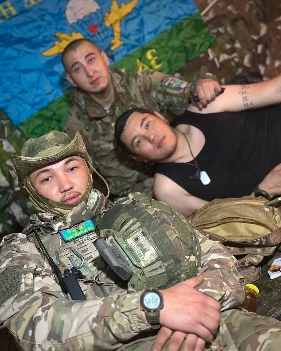 Закончили обустраивать угол в землянке и первым делом повесили на стену флаг… — публикация канала «Поиск 🔍пропавших на СВО! "Боец Тебя ждут Дома"РФ Днр Лнр🔫»