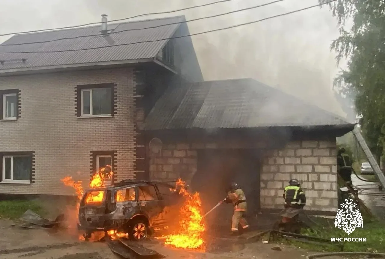 В Чухломе на улице Калинина дотла сгорел гараж площадью 42 квадратных метра. Пожар нача...