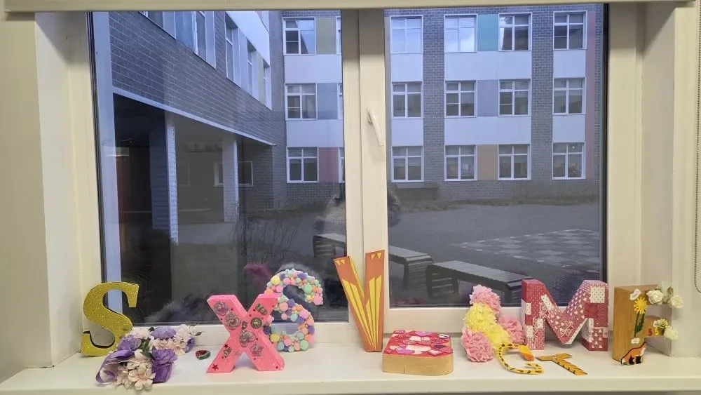 🎨 Самые маленькие участники Недели иностранных языков — ученики начальной школы — нарядили буквы анг