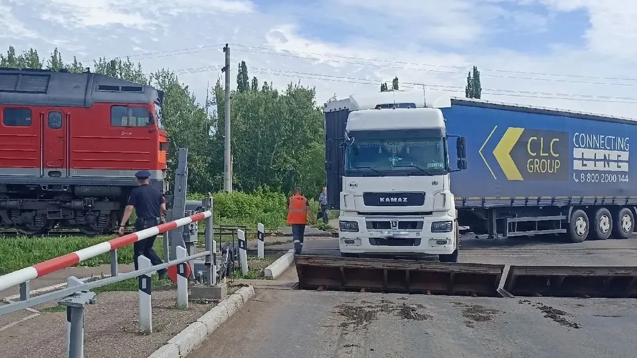 В Башкирии тепловоз въехал в КамАЗ

 В Стерлитамаке произошло ДТП на железнодорожных путях. Тепловоз