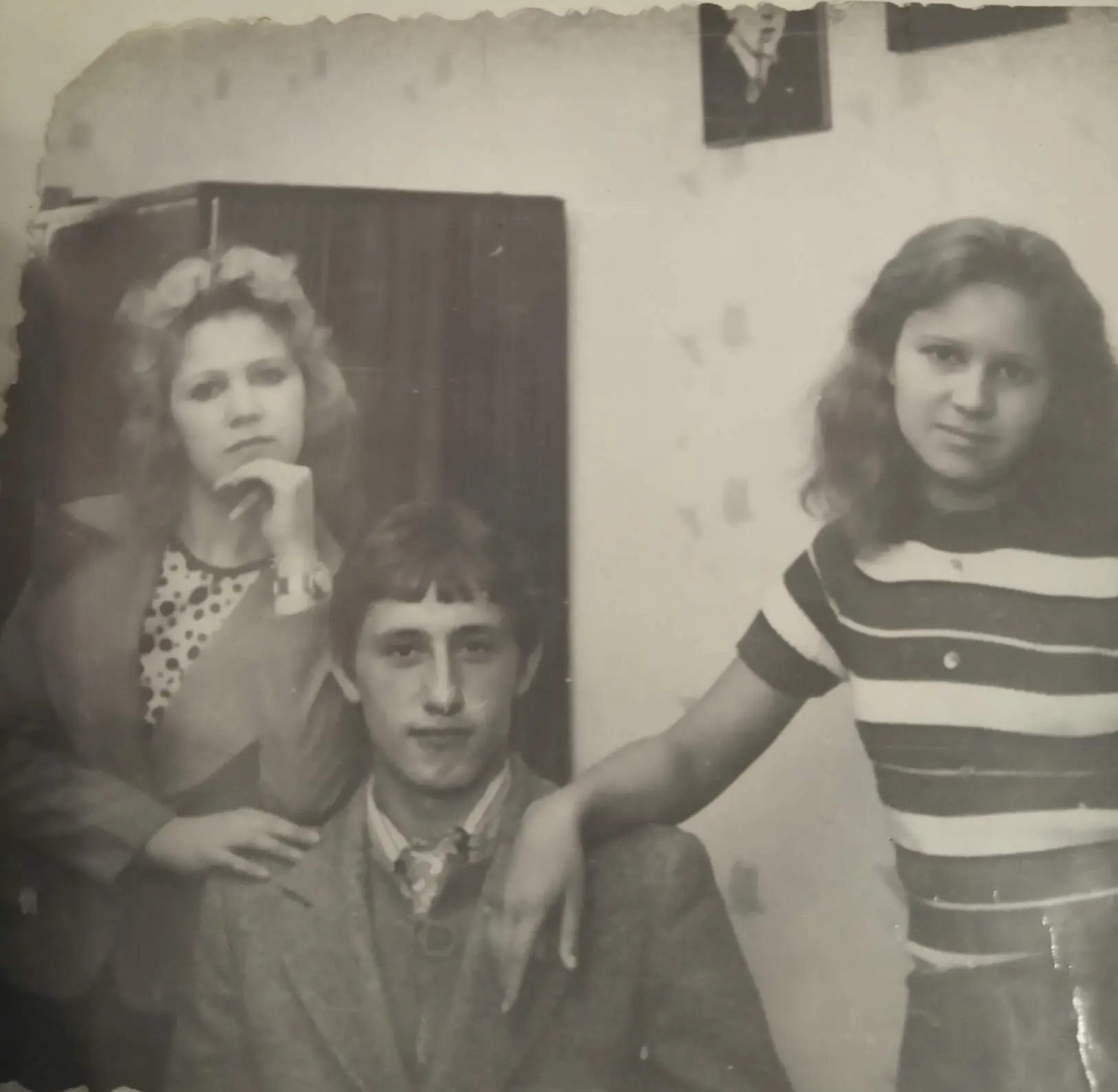 С сестрой Лидой и Толей Мертехиным. Закамск. Фото Валентины Максимовой(Курбановой)
