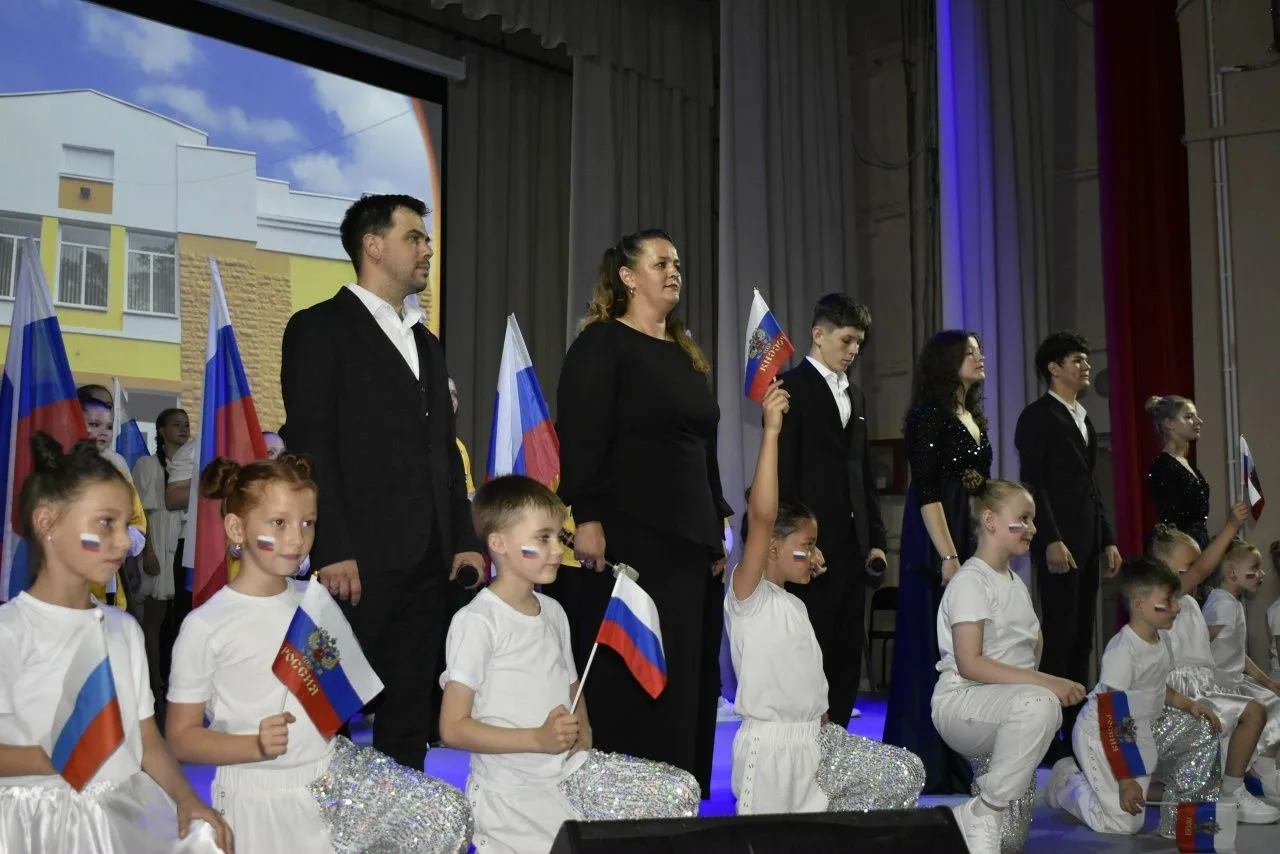 ✅ В Перевальском районном Дворце культуры прошел концерт ко Дню России "Пролетая над Россией"
В пред