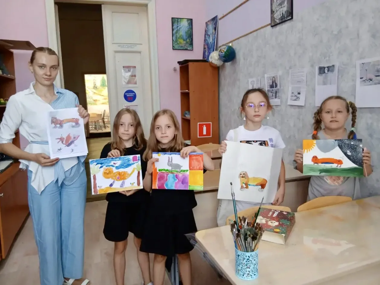 🎨В творческом объединении «Жар птица» Дома творчества — по-летнему тепло и уютно!

🎨На занятии с А