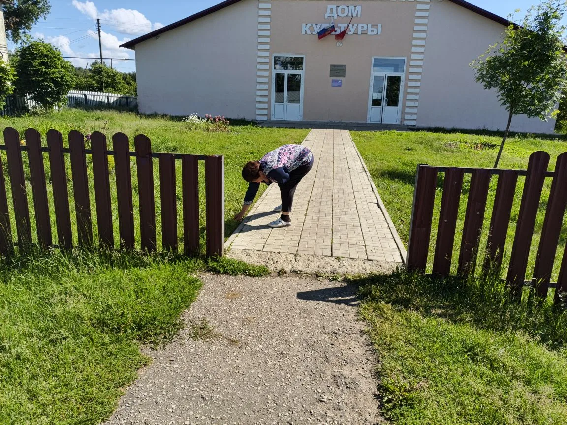 Сегодня в нашем Доме культуры дружно вышли на субботник! Навели порядок: подмели дорожки, собрали му