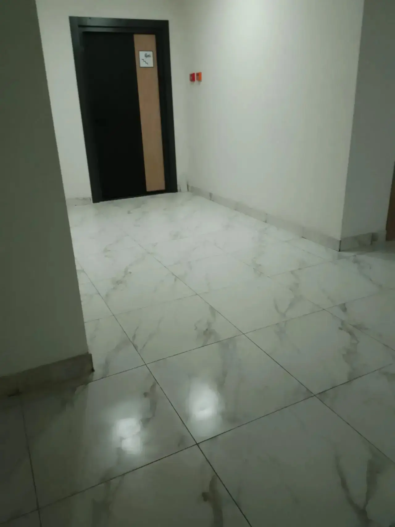 МКД-4

Добрый день.
Сегодня помыла 20,5,3,2 этажи.
Протерла двери на этажах, подоконники, помыла вых