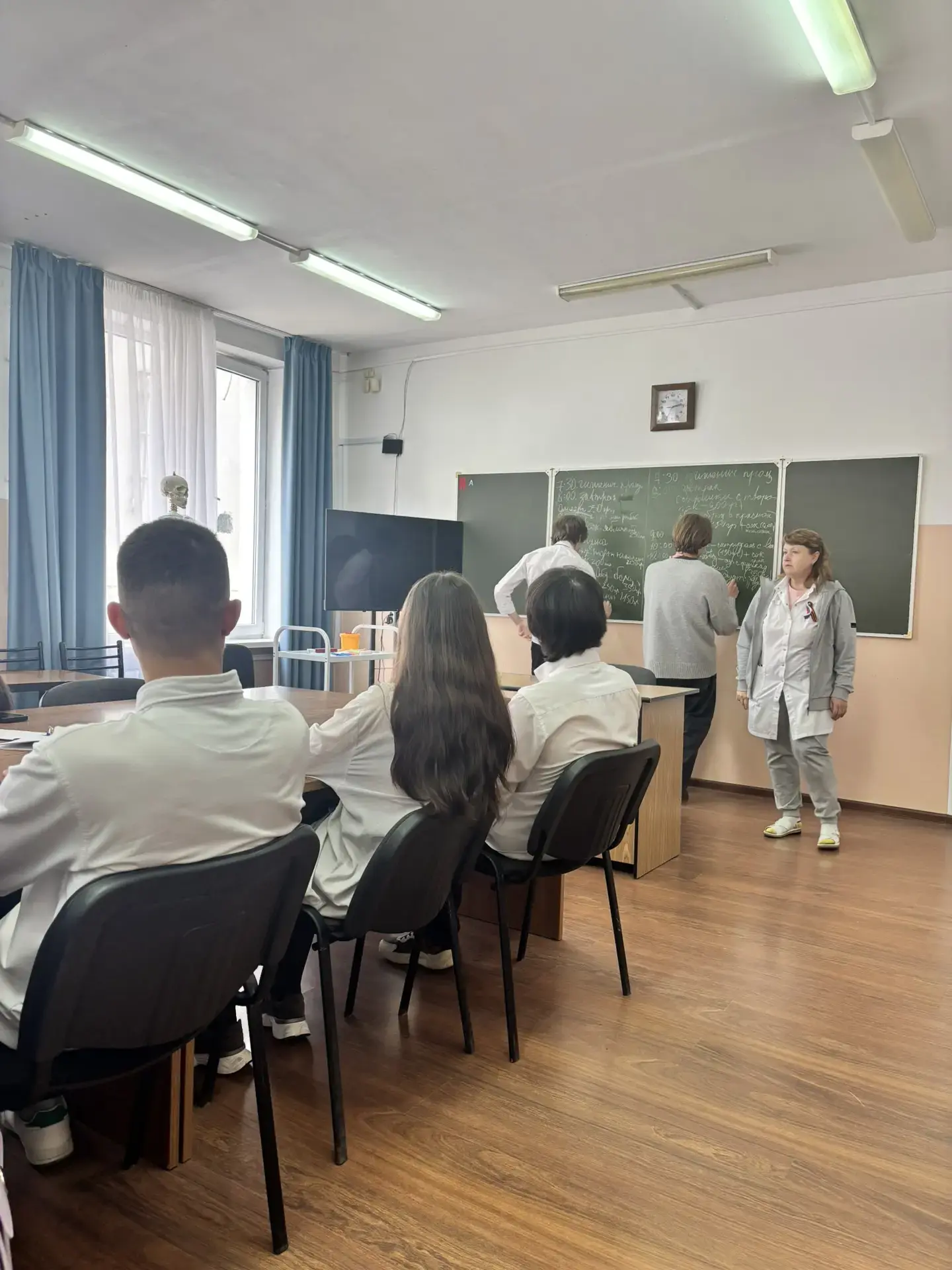 🧬 От школьной скамьи — к науке о нейронах: как 10-классники открывали секреты питания мозга  В рамка