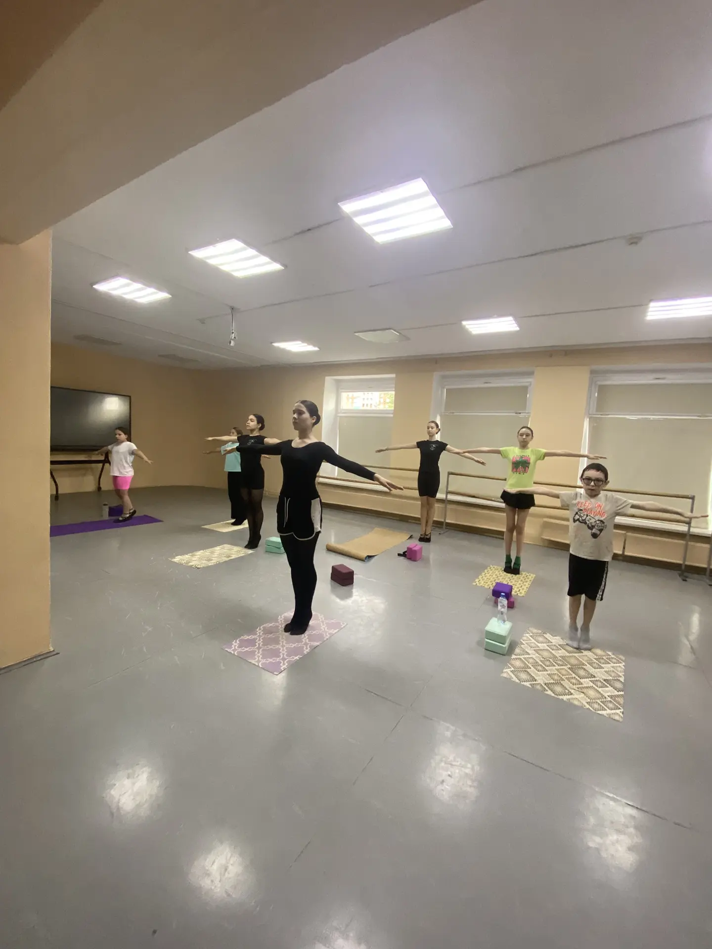 А мы продолжаем с пользой и усердием проводить дни летних каникул на оздоровительном сретчинге💪🏻🧑