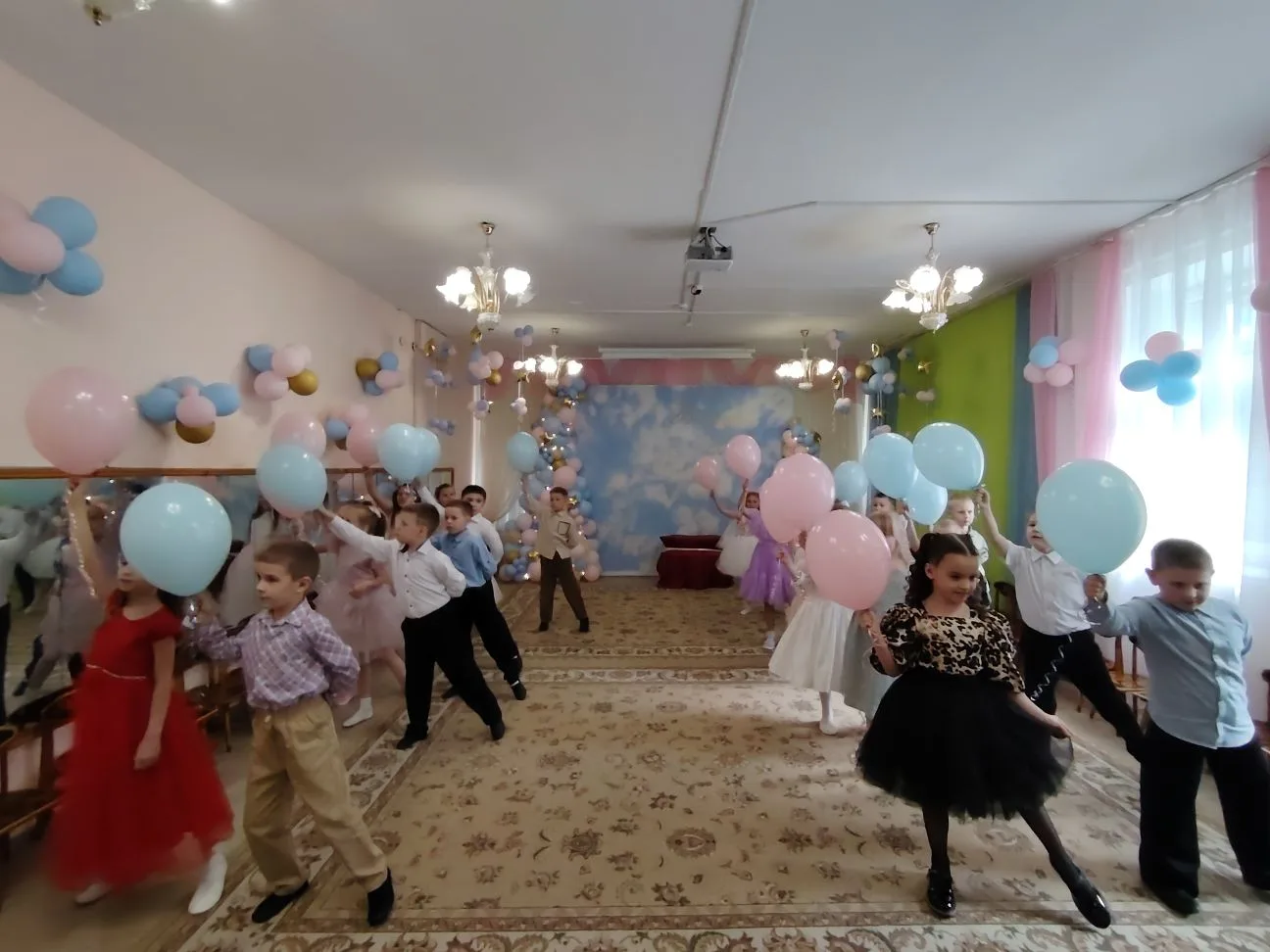 Снова детский сад наполнился особым светом — у нас прошёл ещё один выпускной!