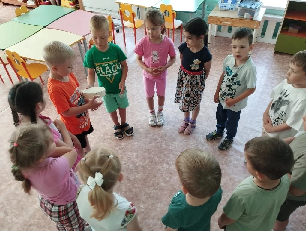 🌞 Дорогие родители!

Сегодня хотим поговорить о важности утренних и вечерних кругов в нашем детском