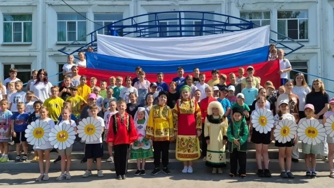 Дорогие жители нашего города!

От имени Управления образования и молодёжной политики примите искренн