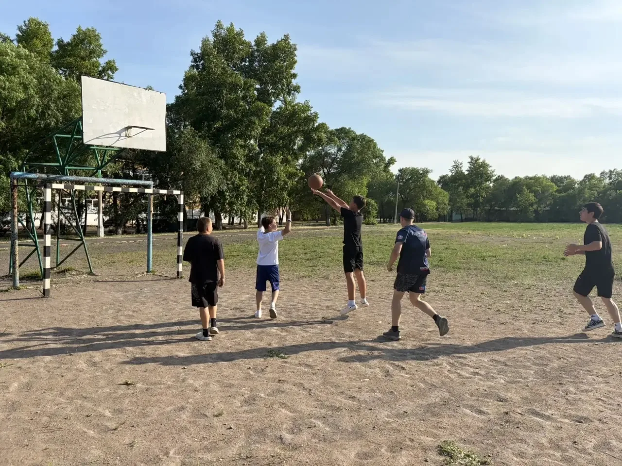 Лето — не время сидеть на месте! 🏃‍♂️💨

Ура, каникулы! Но это не значит, что нужно забывать про сп