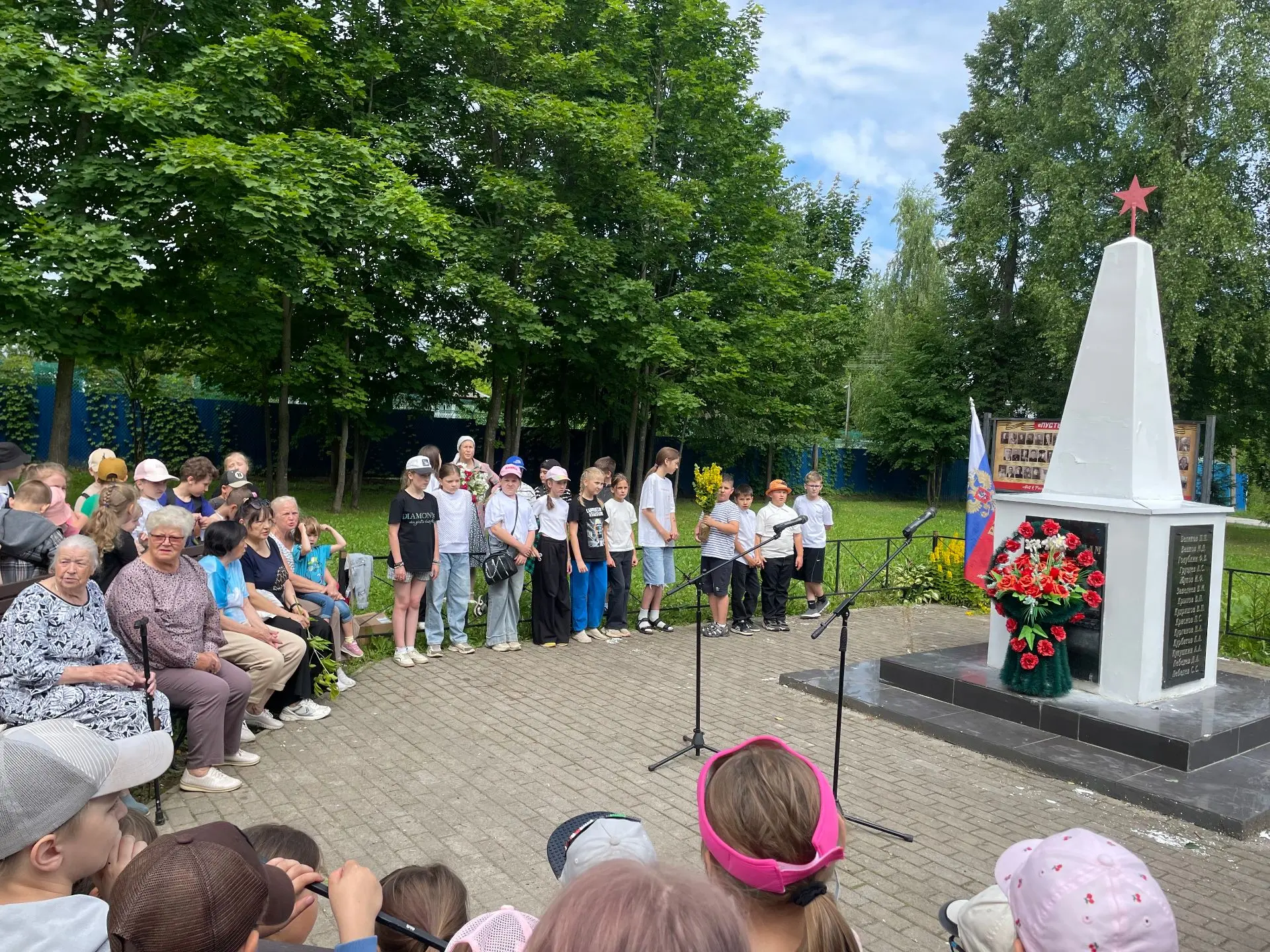 22 июня. В День памяти и скорби ребята ЛДП «Солнышко» отдали дань уважения героям Великой Отечествен