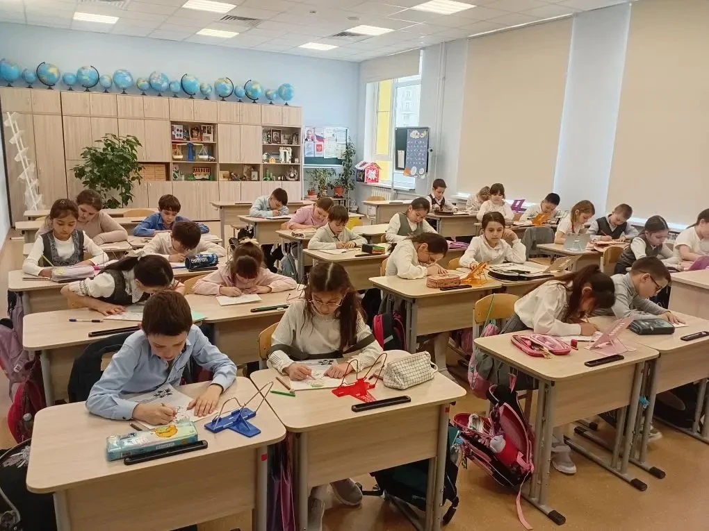 📬 В преддверии Дня Победы обучающиеся 2 «Г» и 4 «А» классов присоединились к акции «Письмо солдату».