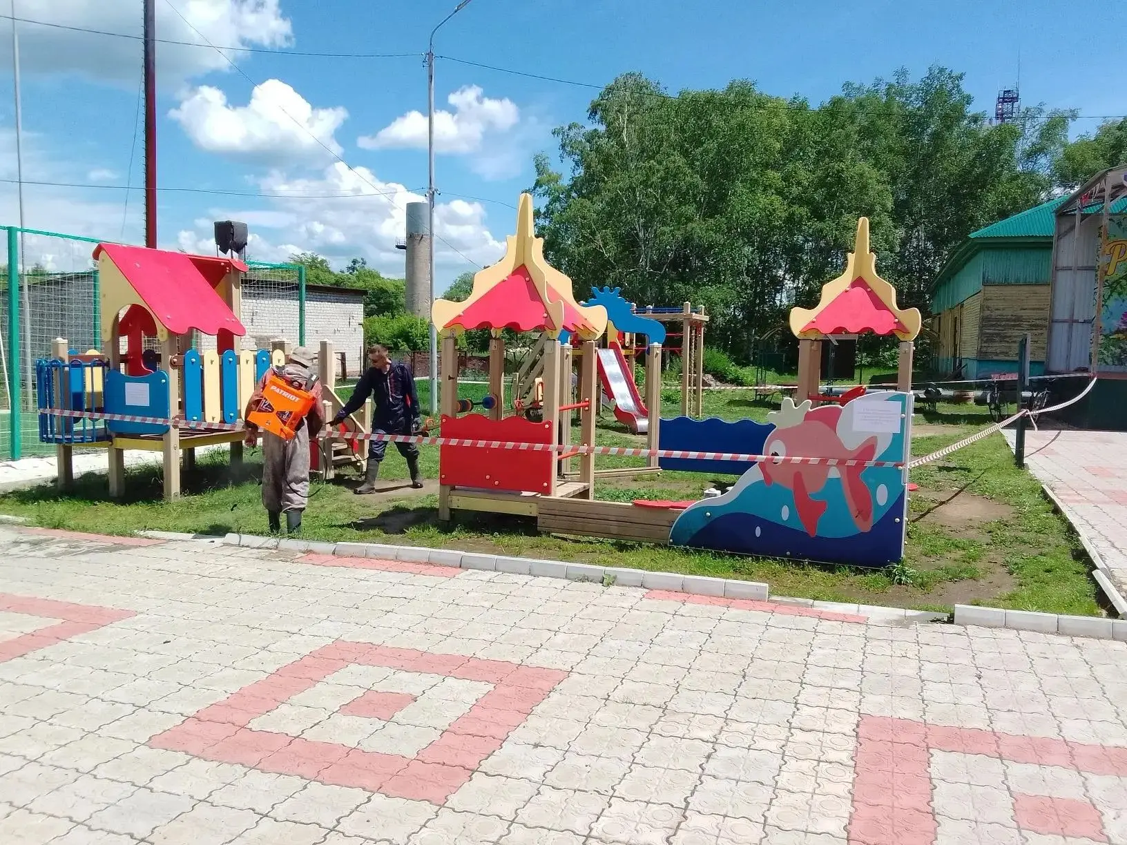 ✅В селе Ракитное на детской игровой площадке проводятся работы по химической обработке территории от